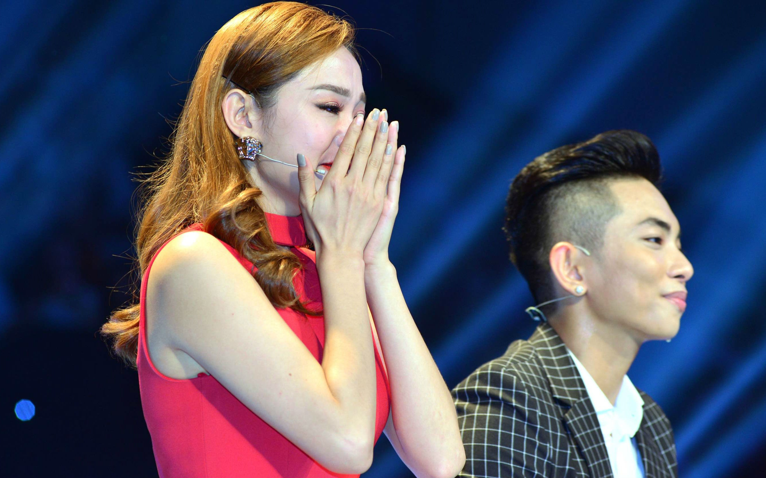 Minh Hang om mat bat khoc tren song truyen hinh hinh anh