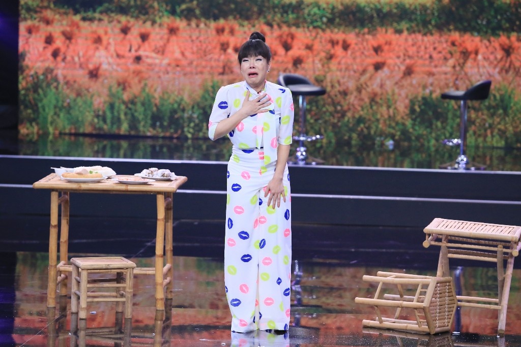 Trong lúc tung hứng, nữ danh hài hải ngoại quá nhập vai khiến Hoài Linh và khán giả kinh ngạc. Tủi thân vì bị chồng xem thường, Việt Hương đập bể chén bát và nước mắt ràn rụa, cô nói: “Em có đi học mà anh, em đâu có ăn bám anh đâu, anh Giang. Anh cho em bộ đồ đẹp, anh cho em ở nhà cao tầng nhưng em làm như một con ở. Em đâu có cần anh nuôi. Anh muốn nuôi em mà anh Giang”. 