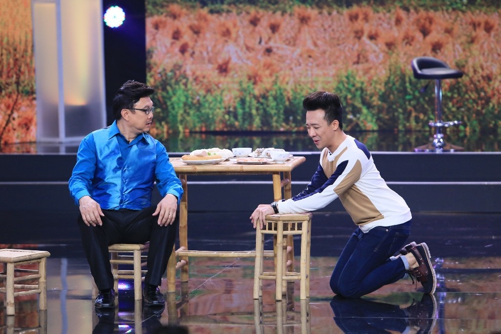 Ở thử thách nhìn và đoán với chủ đề ẩm thực, Chí Tài – Trấn Thành lấy bối cảnh một quán ăn để mở đầu câu chuyện. MC điển trai trong vai ông chủ quán lẻo mép, lắm chiêu còn đàn anh là khách vãng lai đến thưởng thức món sôi xéo và bánh cuốn thịt nướng. 