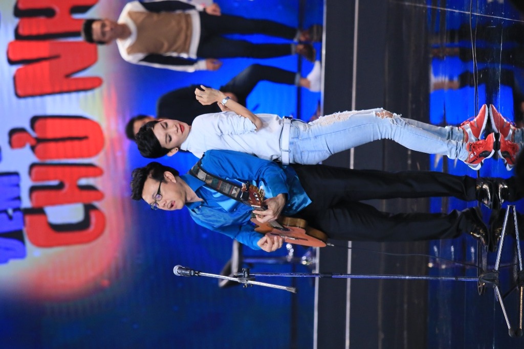 Sáu Bảnh giao Chí Tài trọng trách hát chào đón khách mời Xuân Lan ở thử thách 2 trong ca khúc 60 năm cuộc đời. Anh trổ tài chơi guitar điêu luyện và dành những lời hoa mỹ để ca ngợi chân dài: “Cô Lan tóc mái ngang, dáng cô không đụng hàng nên anh mơ màng, ngây ngất yêu cô Xuân Lan”. Không những thế, Chí Tài còn cầu hôn siêu mẫu: “Lan ơi! Lấy anh nha! Sống đến khi mình già. Anh sẽ mua nhà, mua “xế” cho em nha”. 