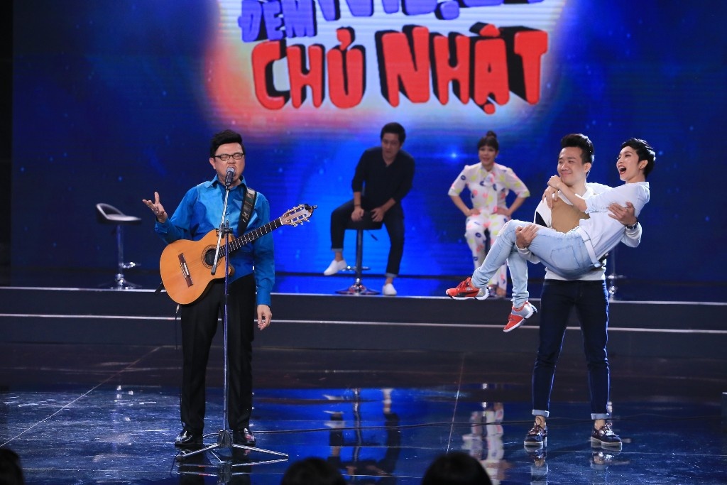 Không đáp lại lời tán tỉnh của đàn anh, Xuân Lan tỏ ra ái ngại khi đã trót yêu trai trẻ Trấn Thành. MC điển trai cũng hùa theo đàn chị khoe xế hộp, nhà lầu. Việt Hương chạy ra sân khấu đưa anh “trái lựu đạn” và bảo quăng đi khiến Trấn Thành cười không ngớt.