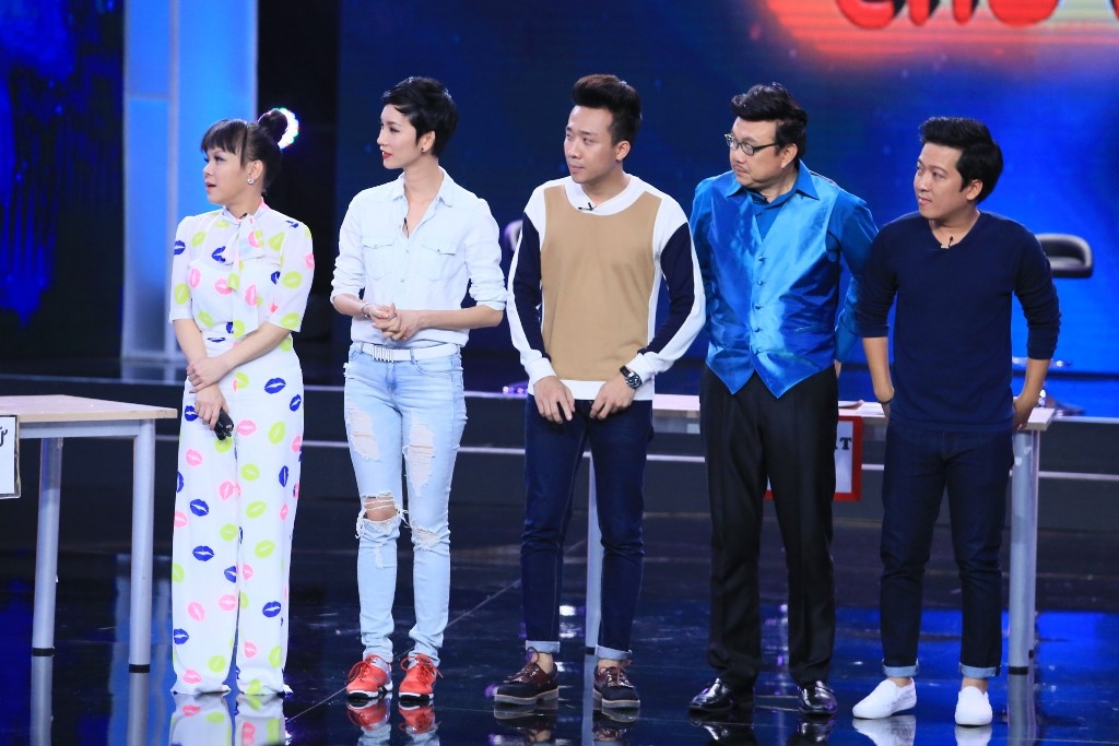 Chịu hết nổi sự áp bức của hai người điều khiển tivi, MC Trường Giang phản công “Hiện nay kênh truyền hình Thể thao của chúng tôi nghiêm cấm tất cả các đạo diễn đến chương trình. Chúng tôi kịch liệt phản đối, phản đối, phản đối!”. Hậu quả của sự nổi loạn này là MC bị Chí Tài tát thẳng vào mặt và đập tivi. 