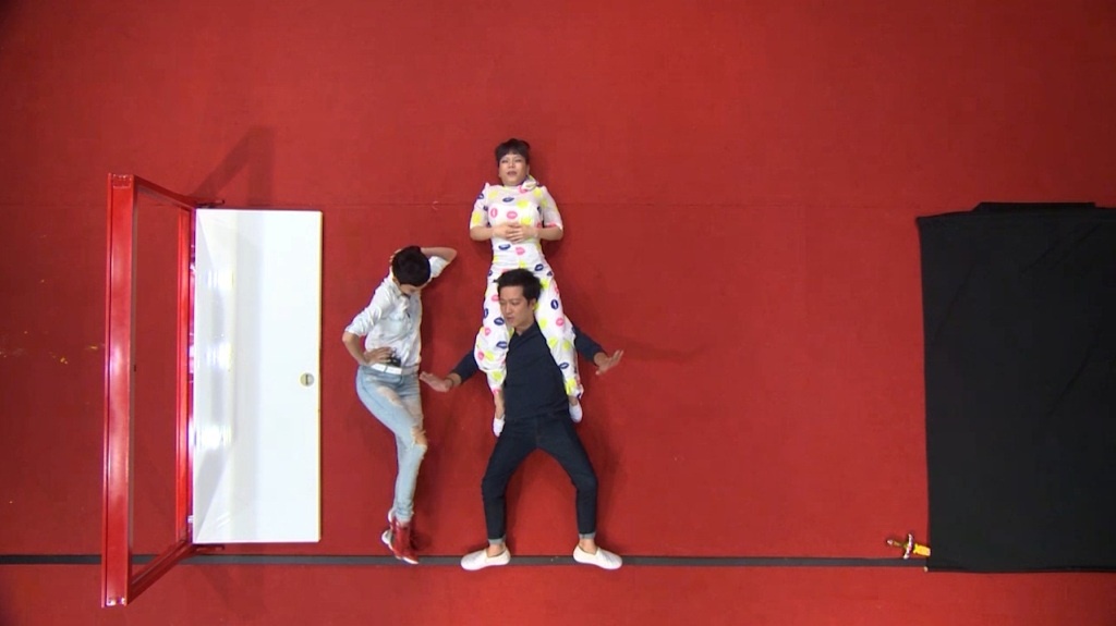 Tại thử thách sân khấu nằm, Trường Giang và Việt Hương kết hợp khá ăn ý trong chủ đề ảo thuật do Hoài Linh đưa ra. Sự sáng tạo của nữ danh hài hải ngoại làm khán giả phì cười với nhiều tư thế khó đỡ và tình huống bất ngờ.