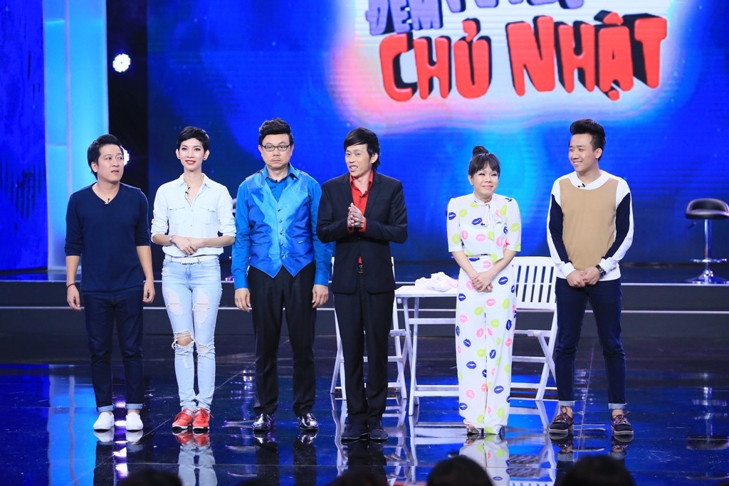 Tập 5 Bí mật đêm chủ nhật phát sóng tối 26/7 với nhiều tình huống gây bất ngờ cho người xem. Xuân Lan trong vai trò khách mời cũng gây ấn tượng cho Hoài Linh trong nỗ lực tung hứng với các nghệ sĩ hài và khả năng chịu chơi của cô.