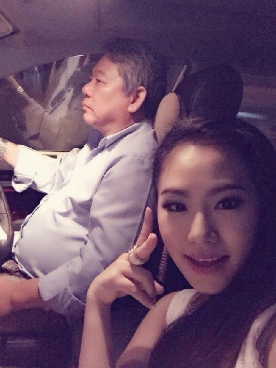 Thay vì có bạn trai đưa rước mỗi khi chạy show, bố Lương Bích Hữu lại làm