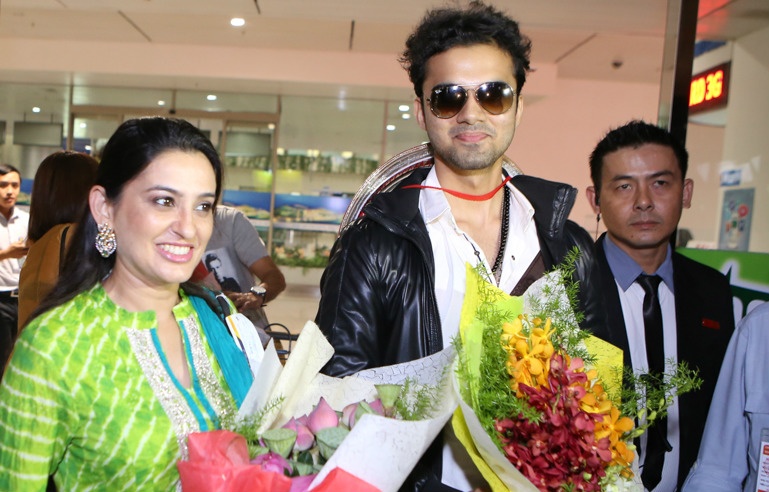 Chong nhi cua 'Co dau 8 tuoi' gian di o san bay Tan Son Nhat hinh anh