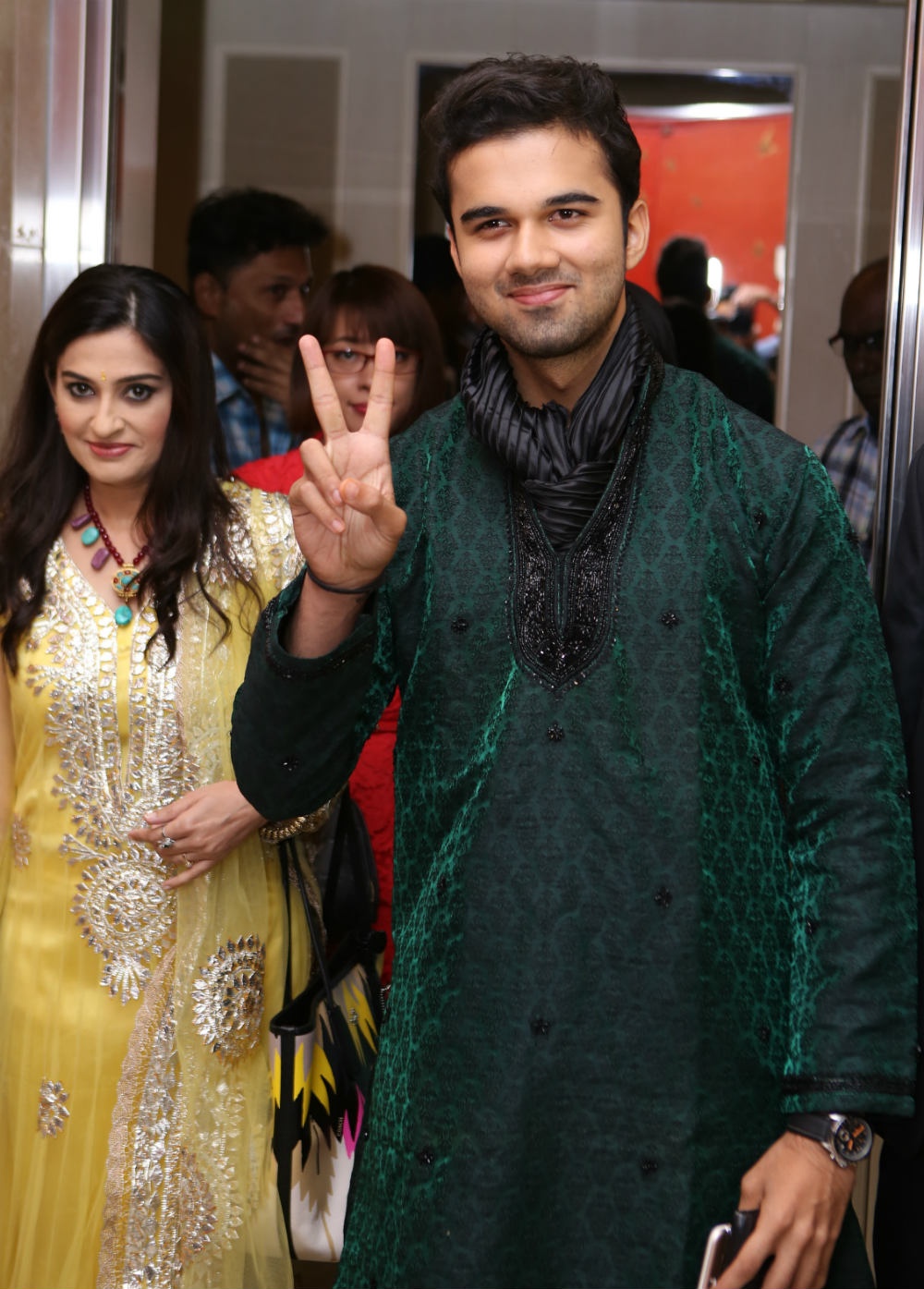 Sau chuyến bay đến Việt Nam vào chiều 28/7, hai diễn viên Avinash Mukherjee (vai người chồng nhí) -  Smita Bansal (đảm nhận vai mẹ chồng) có buổi gặp gỡ với báo chí vào trưa 29/7 tại TP HCM. “Hai mẹ con” ngay lập tức ghi điểm với giới truyền thông bởi vẻ thân thiện và thái độ hợp tác.