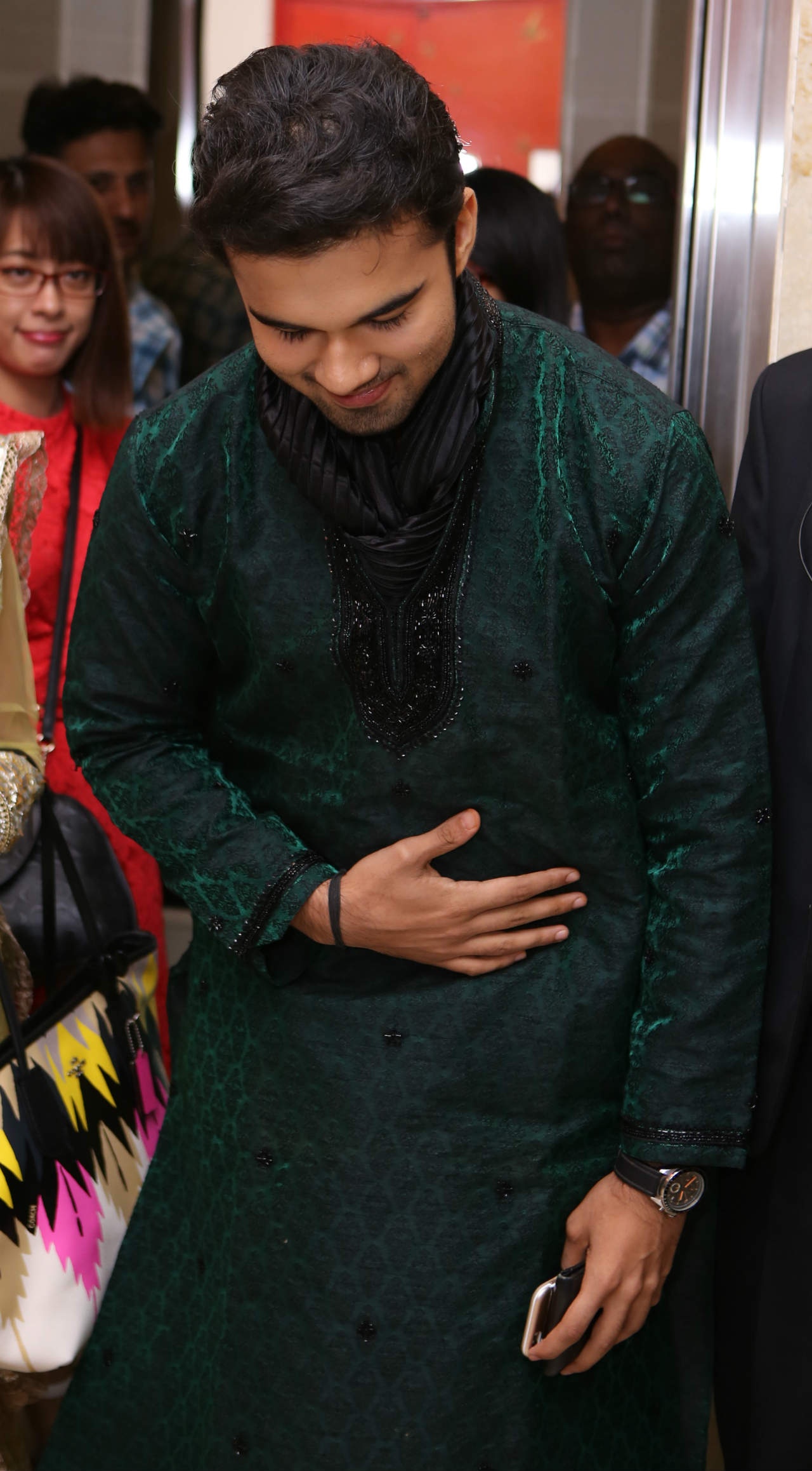 Avinash Mukherjee cho biết, trước khi qua Việt Nam, anh đã hỏi ý kiến của nữ diễn viên chính Avika Gor về đất nước hình chữ S. Nhưng anh thật sự bất ngờ trước tình cảm của khán giả Việt dành cho mình và người mẹ trong phim. Được đón nhận nồng nhiệt, người chồng nhí luôn tỏ ra thân thiện để đáp lại tình cảm của fan.