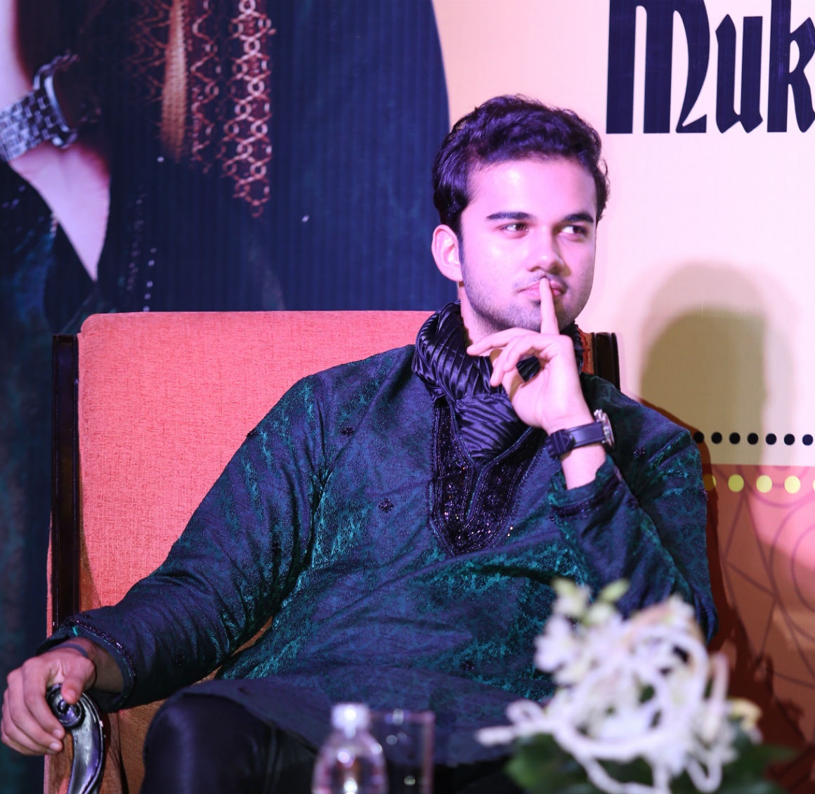 Trong suốt thời gian quay Cô dâu 8 tuổi, nam diễn viên sinh năm 1997 đã cố gắng hoàn thành việc học để không ảnh hưởng đến đoàn phim. Dù có hơi vất vả nhưng Avinash Mukherjee rất hào hứng vì bộ phim được khán giả Ấn Độ và nhiều nước khác yêu thích rộng rãi. 