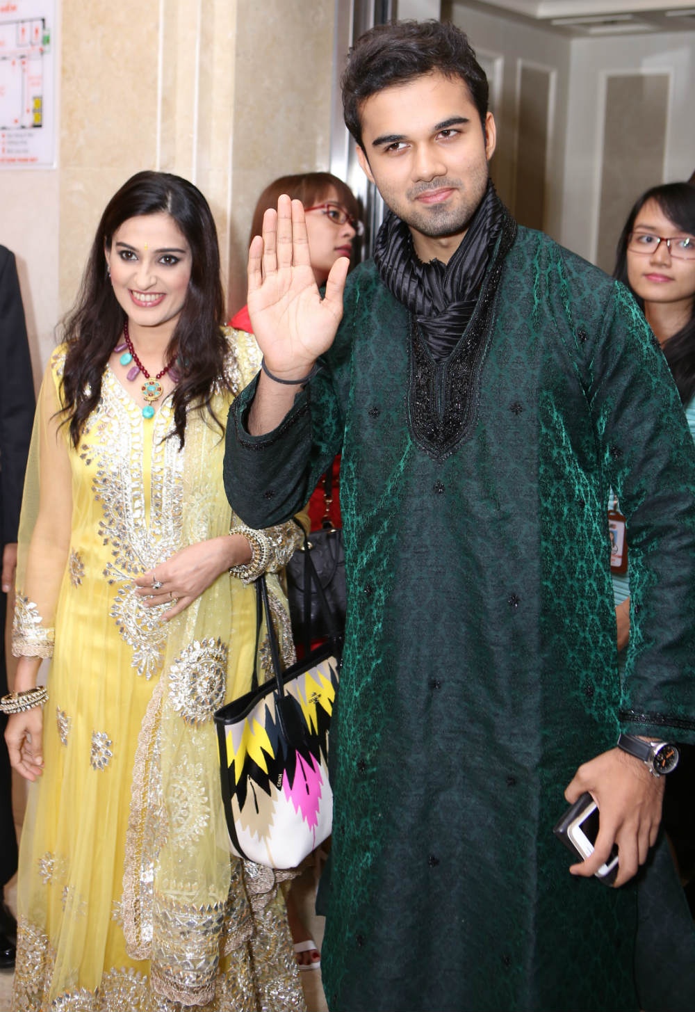 Gắn bó với nhau một thời gian nên họ ngày càng thân thiết và hiểu ý nhau hơn. Diễn viên điển trai cho biết, sau những ngày miệt mài trên phim trường, anh và Avika Gor thường rủ nhau đi ăn uống và cùng nhau đi chơi song mối quan hệ của họ chỉ dừng lại ở mức bạn bè. 