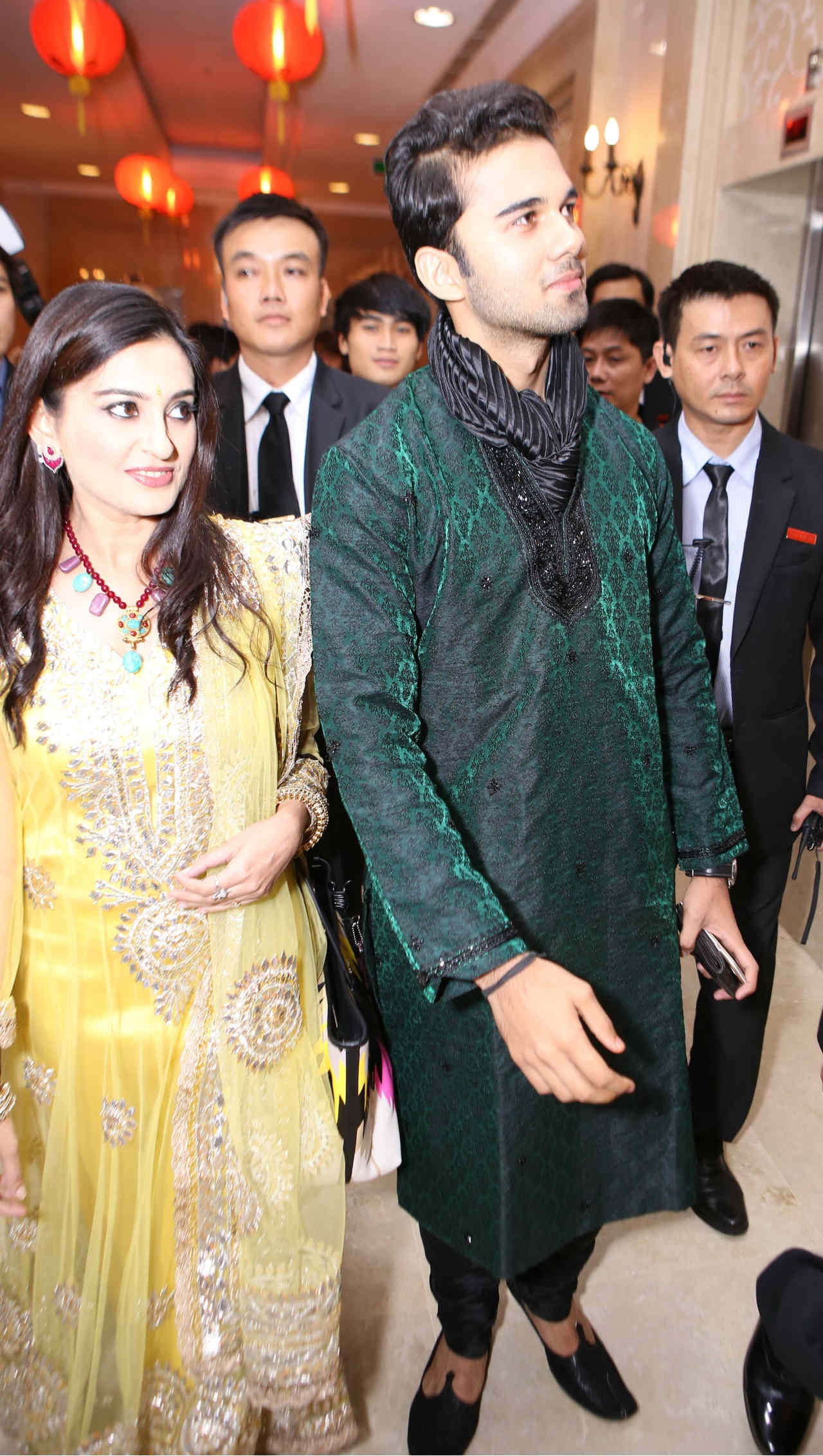 Trước khi bắt đầu buổi họp báo, tài tử 18 tuổi bày tỏ tình cảm với mọi người bằng cách phát âm tiếng Việt chuẩn xác: “Xin chào Việt Nam. Tôi yêu các bạn”. Người mẹ của anh trong phim cũng kịp học một câu đơn giản để “lấy lòng” báo chí.