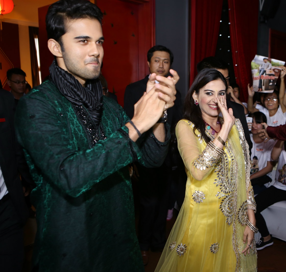 Nam diễn viên 18 tuổi tiết lộ những câu chuyện hậu trường thú vị xoay quanh bộ phim Cô dâu 8 tuổi. Avinash Mukherjee và bạn diễn Avika Gor là bạn bè từ trước nên họ dễ dàng kết hợp với nhau trong bộ phim dài tập. 