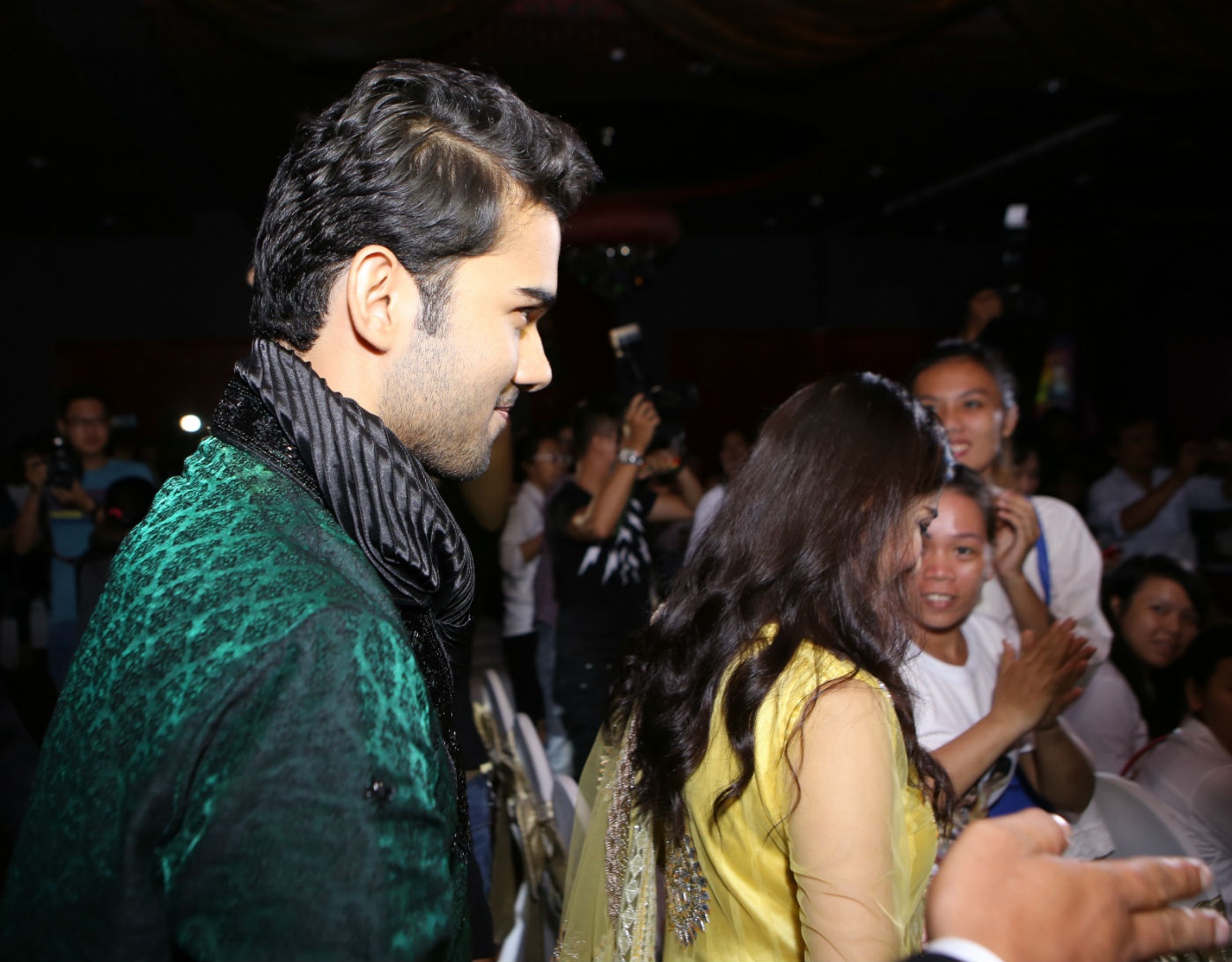 Avinash Mukherjee gây ấn tượng bởi vẻ ngoài đẹp trai, nam tính với những đường nét hút hồn. Trong khi đó nữ diễn viên thế hệ 7X sở hữu nụ cười tỏa nắng và gương mặt đôn hậu. Họ thoải mái chia sẻ với báo chí những câu hỏi về bộ phim lẫn đời tư.