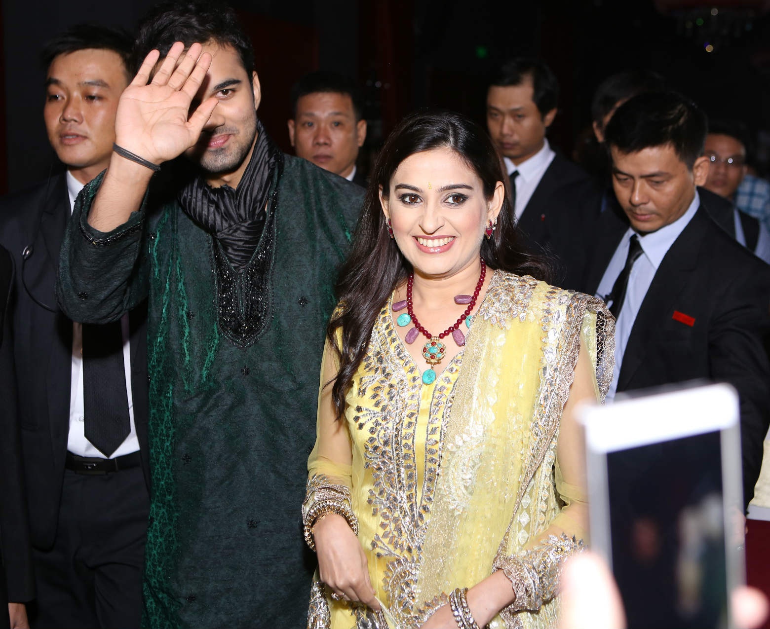 Xuất hiện trong trang phục truyền thống của người dân Ấn Độ, hai diễn viên khiến người đối diện cảm thấy gần gũi. Trong lần đầu tiên gặp gỡ truyền thông, Avinash đã giải thích rằng: “Tôi không thể đợi đến ngày được gặp gỡ mọi người nên đã bí mật một mình đến Việt Nam trước để có thời gian khám phá đất nước cũng như các địa danh nổi tiếng.