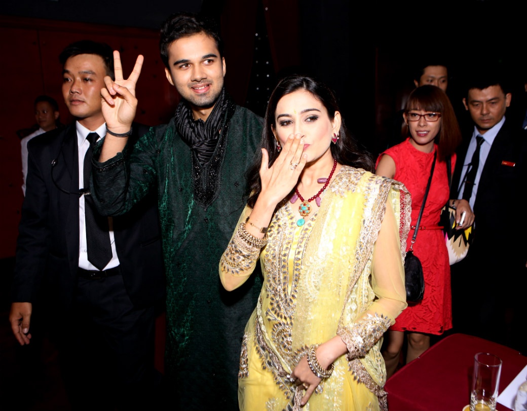 Trước câu hỏi Avinash Mukherjee có ý định lấy vợ sớm như nhân vật trong phim hay không, tài tử Ấn Độ trả lời bằng những tiếng cười sảng khoái. Anh cho biết, mình sắp đón sinh nhật 18 tuổi và sẽ tập trung vào sự nghiệp đóng phim. 