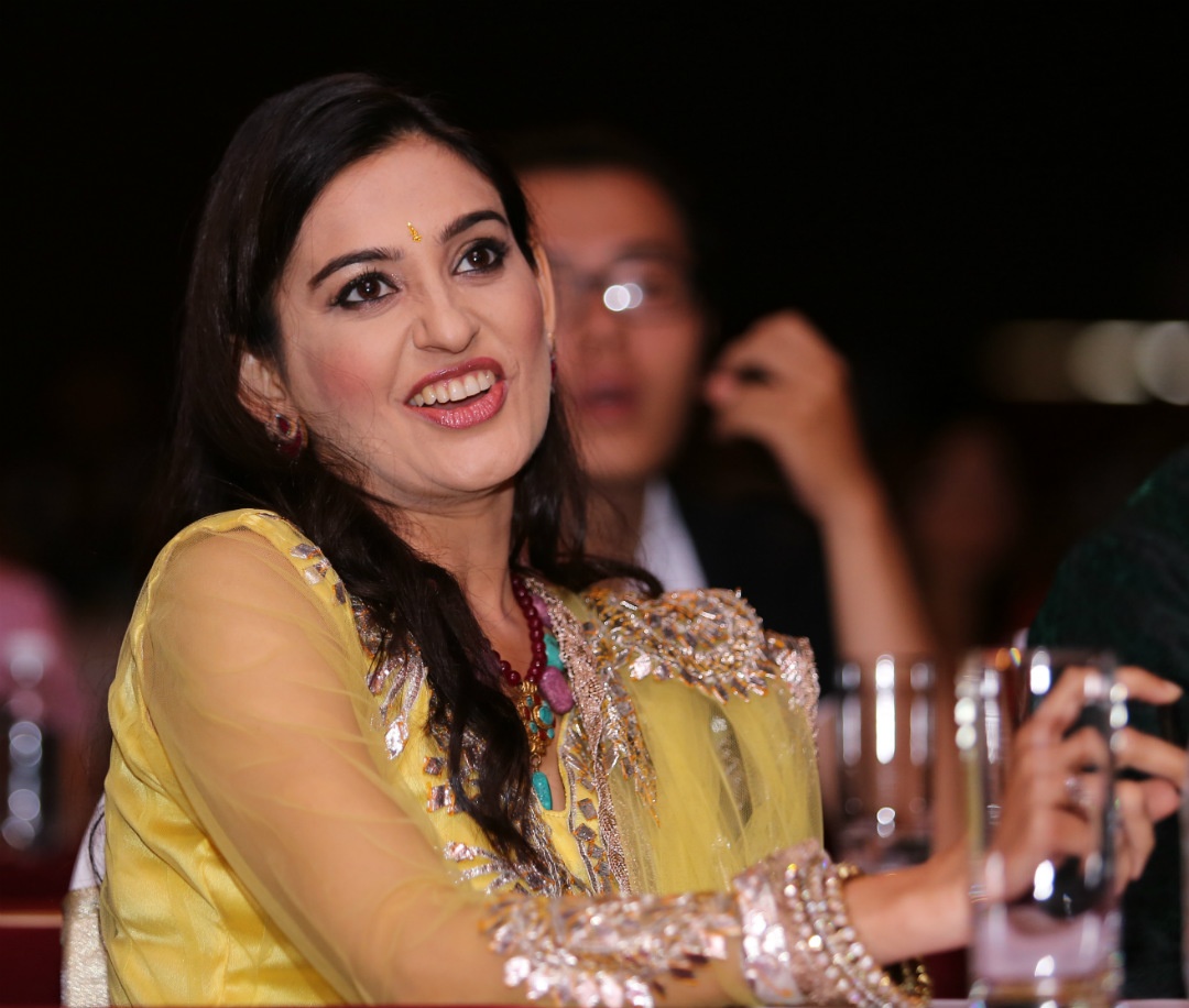 Khác với các diễn viên nhí, Smita Bansal được khán giả Ấn Độ biết đến trong những bộ phim trước đó song phải chờ đến khi đảm nhận vai người mẹ chồng trong “bom tấn” dài tập, cô mới được yêu mến và nổi tiếng nhiều hơn. Nữ diễn viên 7X ngoài đời đã lập gia đình và có 2 con gái đáng yêu nên khi vào vai mẹ chồng nhân hậu của cô dâu nhí, Smita Bansal không gặp nhiều khó khăn trong diễn xuất. 