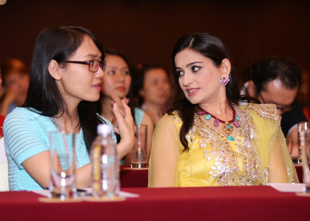 Nữ diễn viên Smita Bansal cũng không giấu được niềm hạnh phúc trước tình cảm yêu quý của khán giả dành cho mình. Cô chia sẻ: “Tôi rất bất ngờ trước tình cảm của mọi người. Tôi không tưởng tượng được là ở đất nước các bạn, tôi lại có nhiều người yêu mến nhiều đến vậy. Tôi yêu các bạn. Yêu đất nước Việt Nam và tôi hy vọng sẽ có cơ hội được trở lại đất nước của các bạn một lần nữa”.