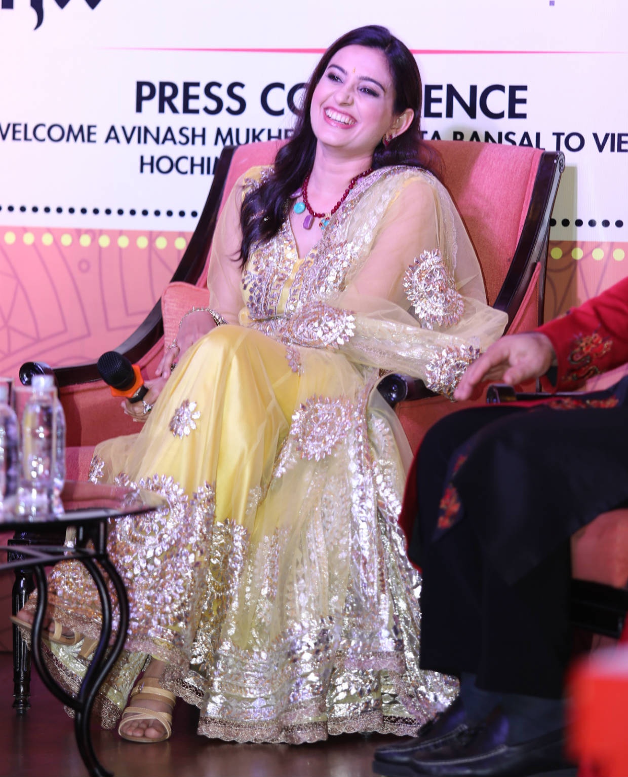 Thành công từ bộ phim này đã mang về cho cô giải thưởng Nữ diễn viên phụ xuất sắc tại Indian Television Academy Awards. Tại buổi họp báo, Smita Bansal chia sẻ, gắn bó với nhau suốt nhiều năm trên phim trường cô và Avinash Mukherjee thân thiết như 2 mẹ con ruột. 