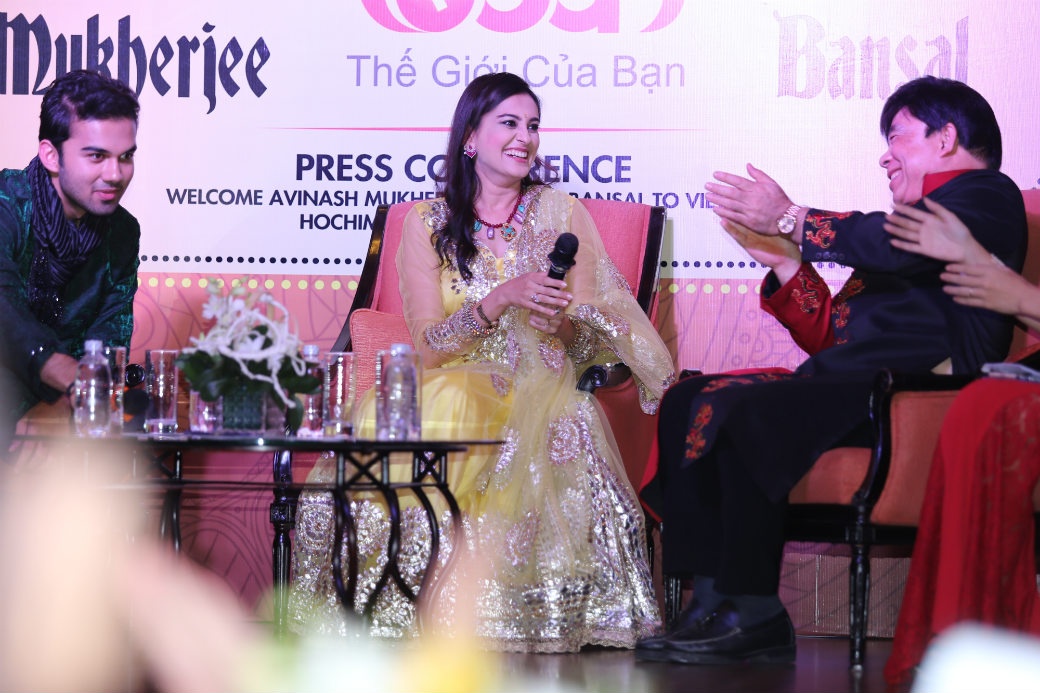 Bà mẹ 2 con nói thêm, nam diễn viên trẻ có tính cách hiếu động và thường bày trò quậy phá ở trường quay nên cô phải uốn nắn anh khá nhiều. Vì các diễn viên còn khá nhỏ nên Smita Bansal cũng đặt ra những quy định để kiểm soát họ dễ dàng hơn. Hạnh phúc vì được tham gia vào bộ phim nổi tiếng song nữ diễn viên cũng gặp nhiều khó khăn nhất định. 