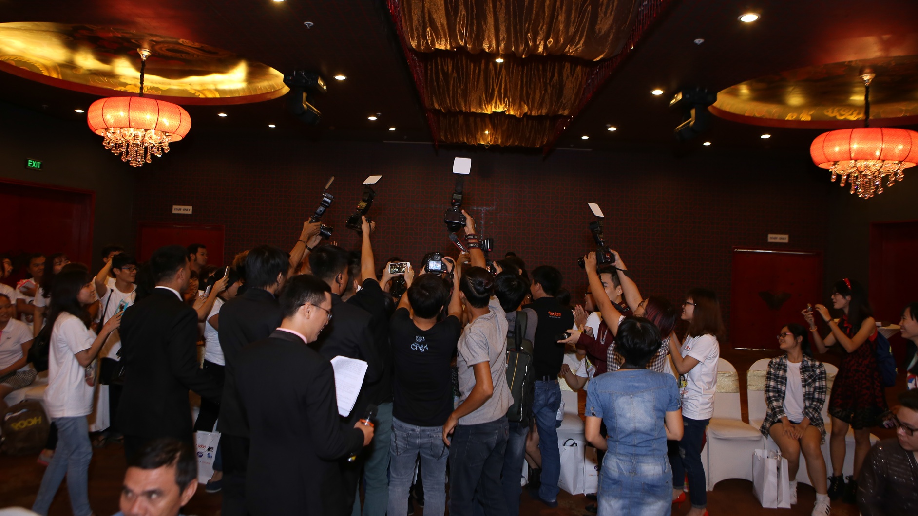 Ngay khi xuất hiện, Avinash Mukherjee và Smita Bansal được chào đón như những ngôi sao Hollywood. Đáp lại sự yêu mến của khán giả, cả 2 liên tục mĩm cười và vẫy tay đầy thân thiện. Chính sự nhiệt tình và đáng yêu của “hai mẹ con”, khán giả và truyền thông Việt lập tức có ấn tượng đẹp với họ.