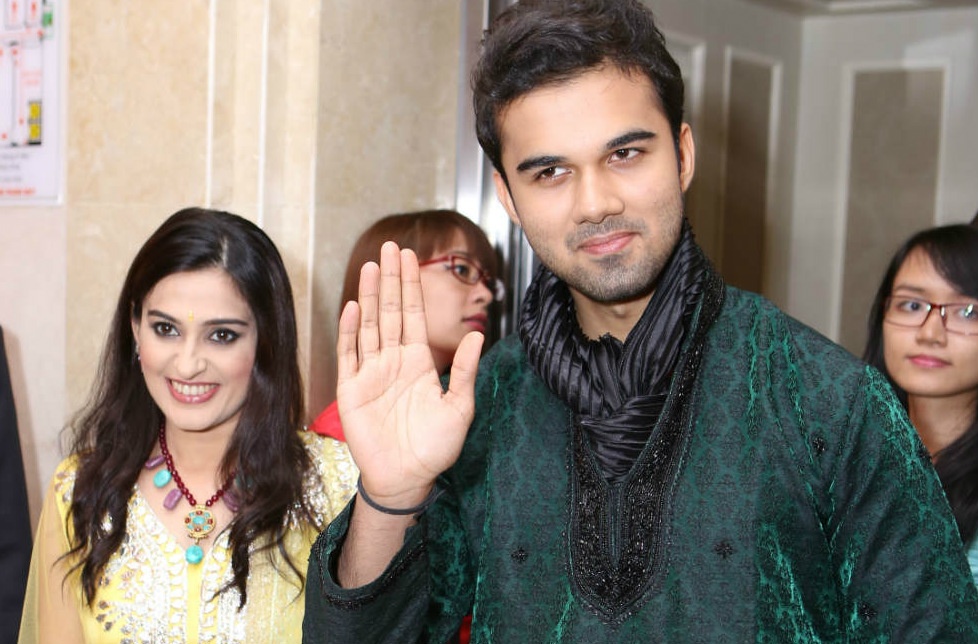 Chong nhi 'Co dau 8 tuoi' tiet lo moi quan he voi 'vo' hinh anh