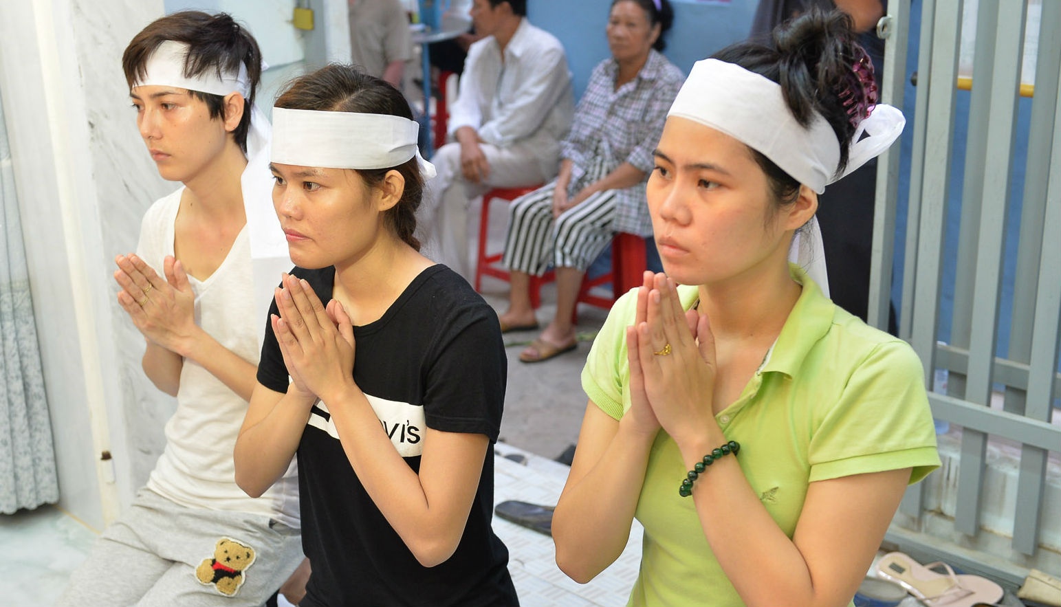 Hai em gai MC Quang Minh khoc nuc no trong dam tang hinh anh