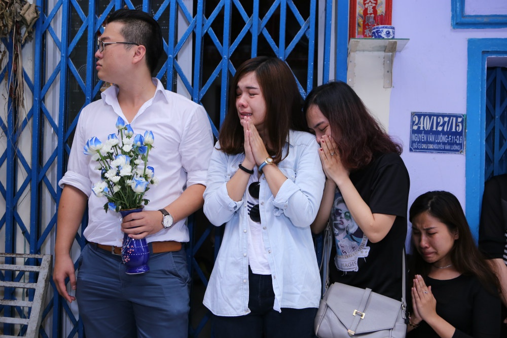 Bạn bè anh khóc ngất