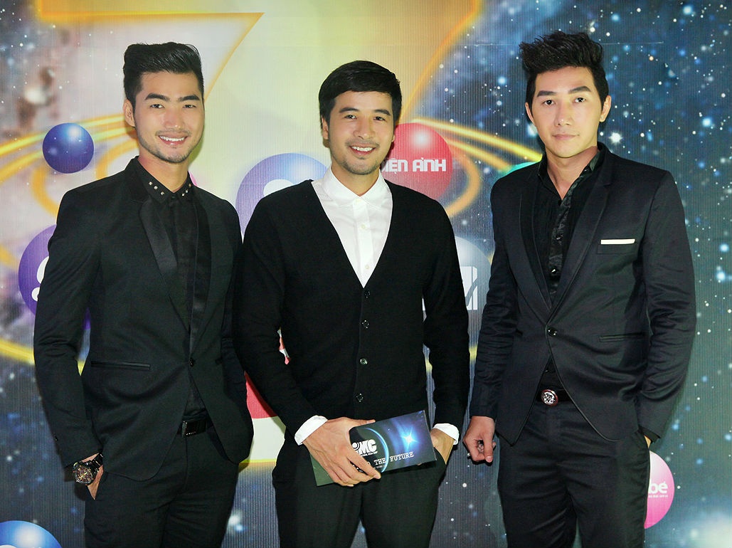 Đoàn Thanh Tài và 2 người mẫu Đàm Thanh - Nam Phong.