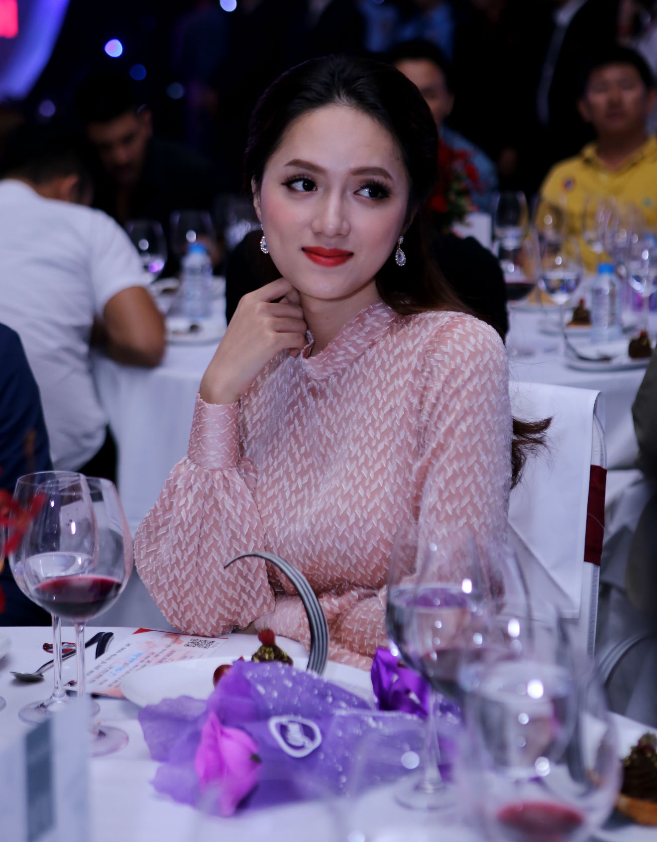 Hương Giang Idol dịu dàng khi ngồi ở bàn tiệc. Cô chăm chú theo dõi 2 ngôi sao Ấn Độ trên sân khấu.