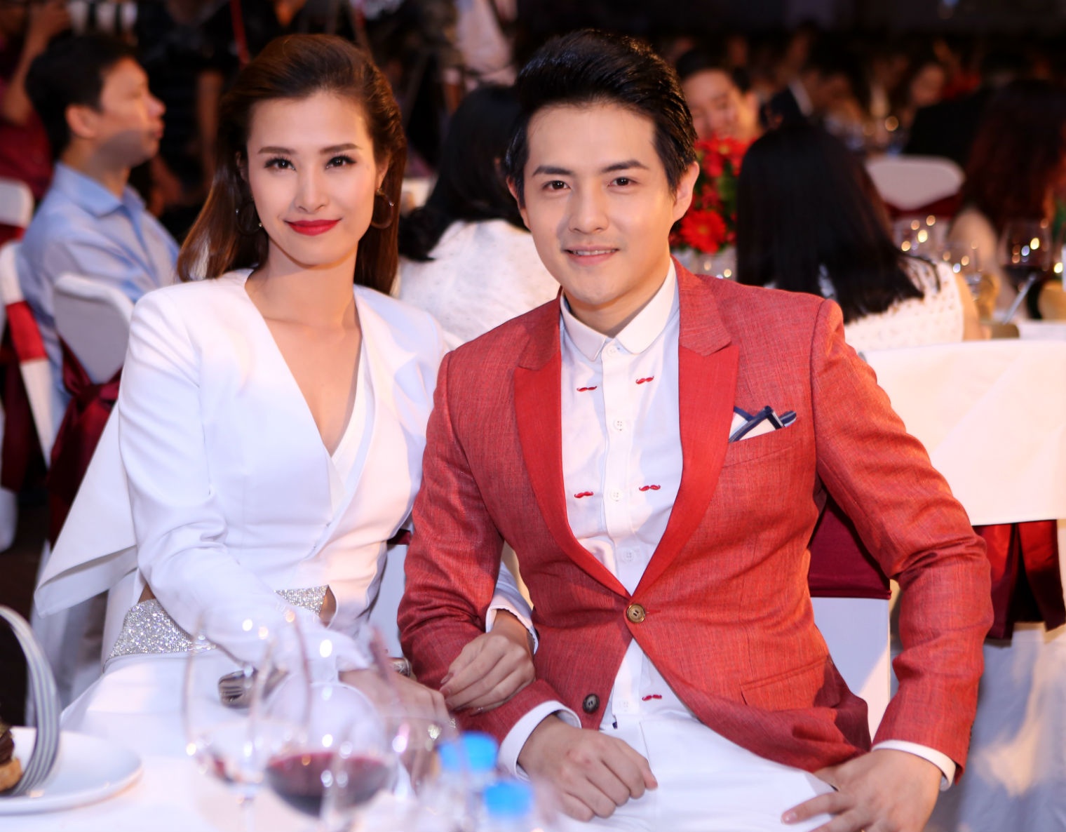 Giọng ca Khi lòng tin lạc mất tháp tùng bạn gái đến dự sự kiện của một kênh truyền hình nhân dịp 2 ngôi sao Ấn Độ sang Việt Nam. Cặp đôi đẹp của làng nhạc khiến fan náo nức vì chưa chịu “góp gạo thổi cơm chung” sau một thời gian dài công khai tình cảm.