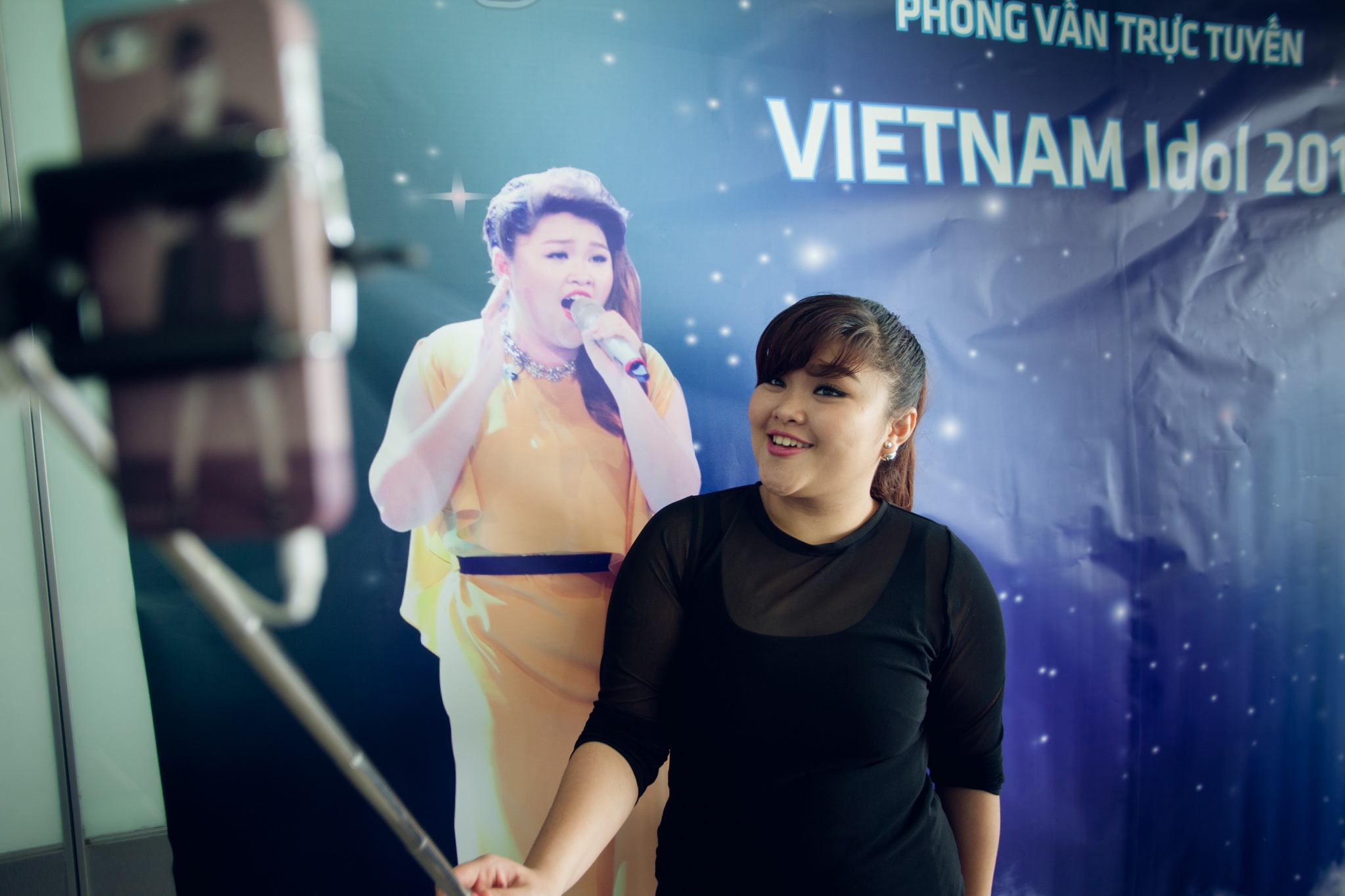 Bích Ngọc tạo dáng nhí nhảnh trong buổi phỏng vấn trực tuyến. Ảnh: An Trần 