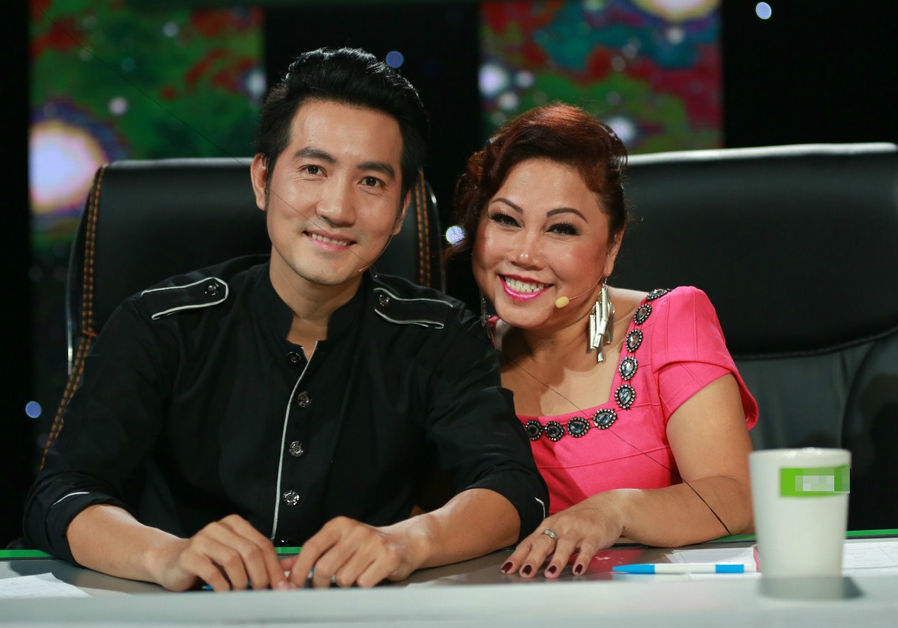 Nguyễn Phi Hùng xuất hiện trong đêm chung kết 4 có chủ đề Khúc dạ vũ của Ngôi sao phương Nam, phát sóng tối 31/7 với vai trò giám khảo khách mời. Anh còn thể hiện giọng hát và vũ đạo đã từng được học tại trường Dance Union - nơi các ngôi sao của Hồng Kông như Lưu Đức Hoa, Quách Phú Thành… thường xuyên tập luyện. Đây cũng là lần đầu tiên giọng ca Nỗi lòng xa xứ ngồi ghế nóng chương trình truyền hình. 