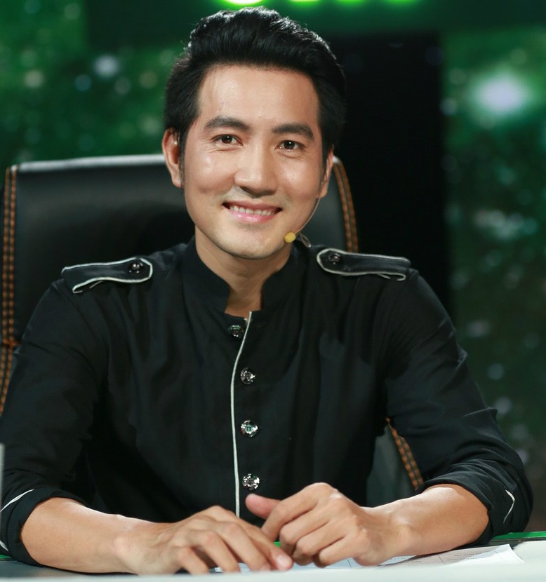 Sở hữu khuôn mặt điển trai, hiền lành cùng với những vũ đạo đẹp mắt, chàng ca sĩ gốc Bắc vốn xuất thân là một diễn viên múa đã nhanh chóng chiếm được cảm tình của nhiều khán giả ngay từ những ngày đầu bằng một giọng hát nồng nàn nhưng cũng đầy day dứt, xót xa. Ngoài ca hát, Nguyễn Phi Hùng còn kinh doanh và tham gia đóng phim (từng nhận được giải Diễn viên triển vọng của giải thưởng Cánh diều vàng). 