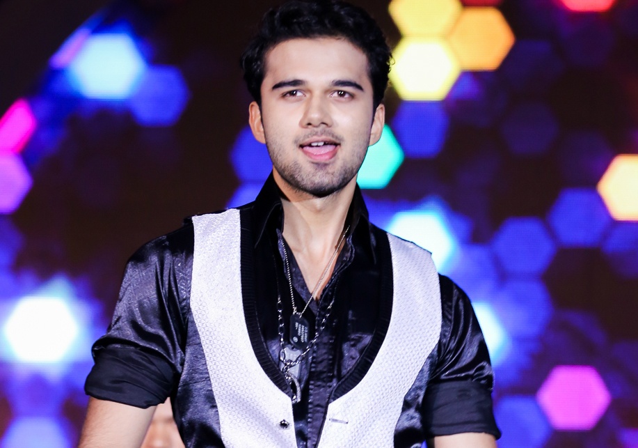 Chong nhi 'Co dau 8 tuoi' khoe vu dao tren san khau hinh anh