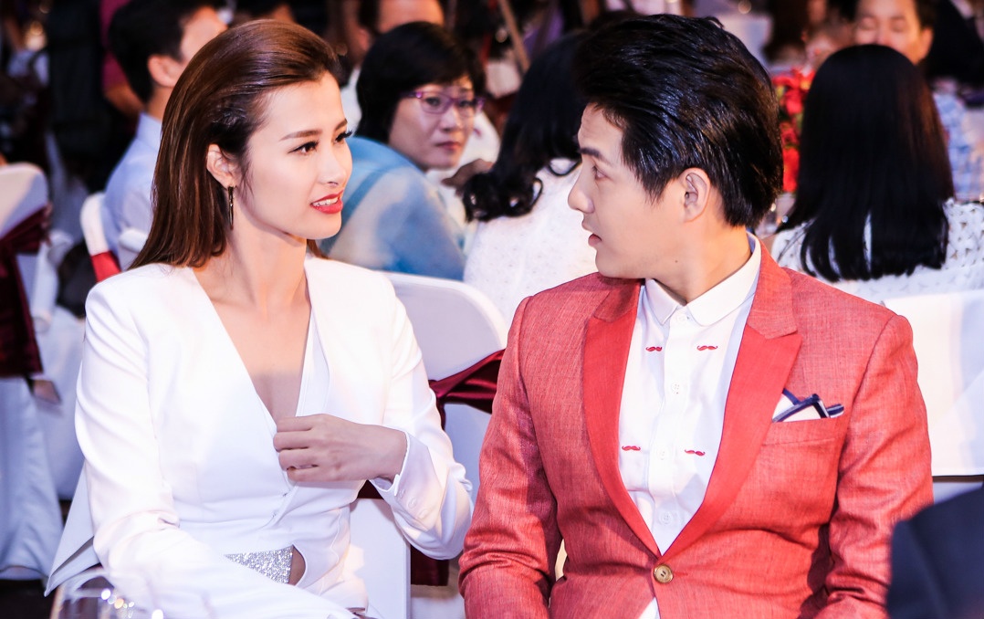 Dong Nhi - Ong Cao Thang khoac tay tinh tu trong su kien hinh anh