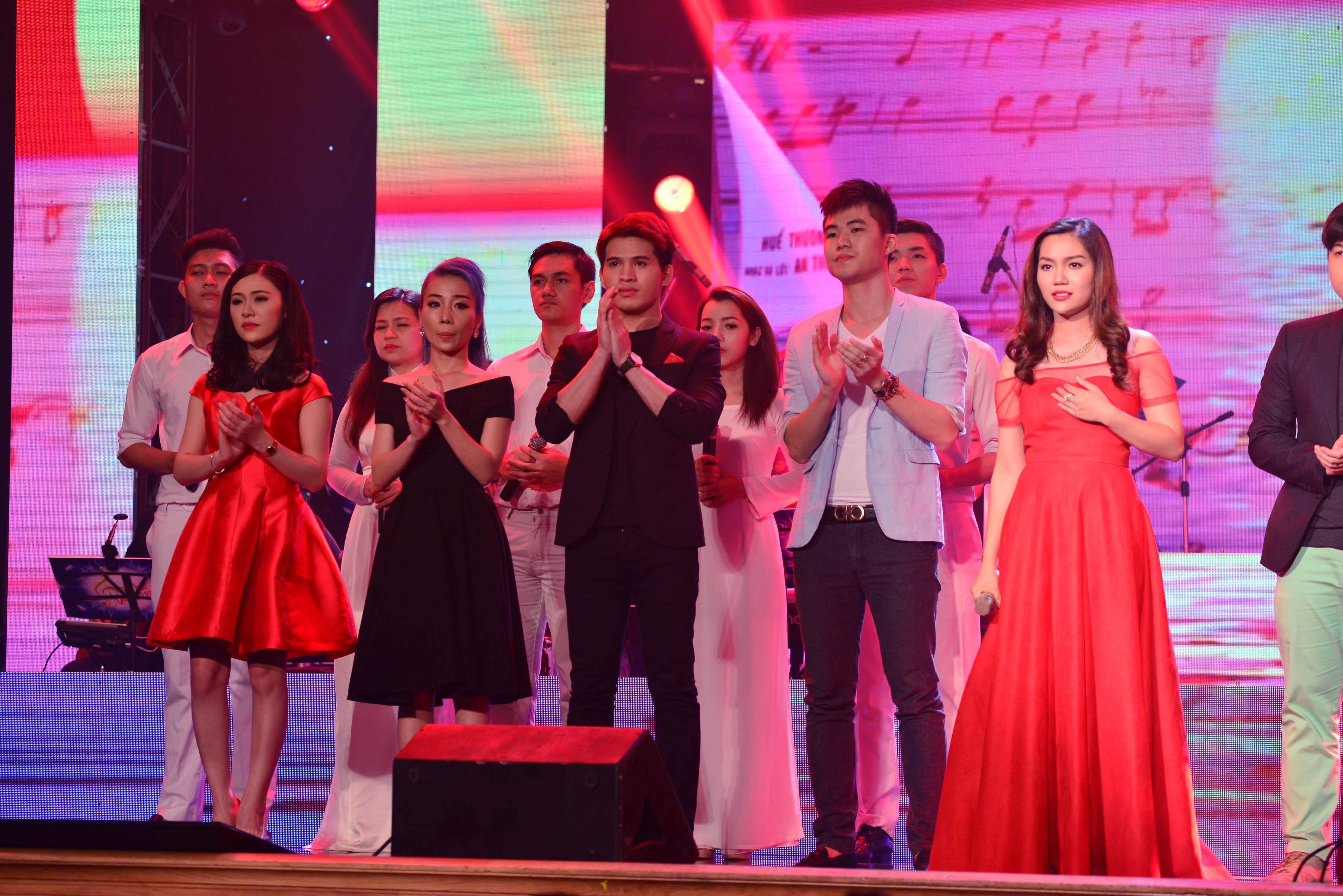  Live show 3 Bài hát Việt diễn ra tối 31/7 là đêm nhạc tưởng nhớ cố nhạc sĩ Ca dao em và tôi đồng thời giới thiệu các sáng tác của những nhạc sĩ trẻ đầy nhiệt huyết. 