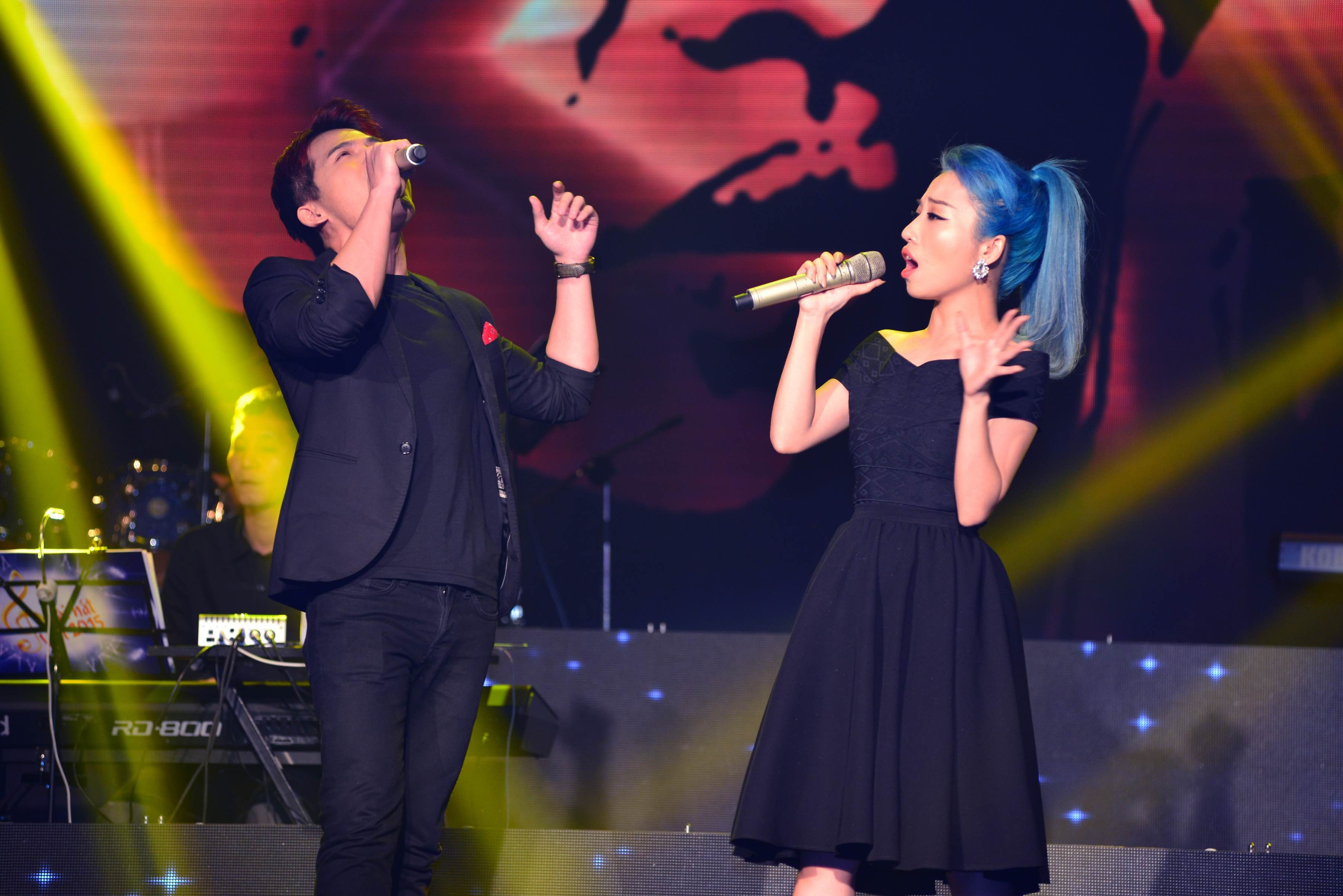 Ở phần đầu chương trình, Quốc Thiên và Hằng Bing Boong cùng hòa giọng với nhau qua ca khúc Thu, một sáng tác của tác giả trẻ Hà Trang. Ca khúc kể về câu chuyện tình yêu buồn khi chàng trai quay lại chốn cũ, nhớ lại những kỷ niệm của một thời đã qua.