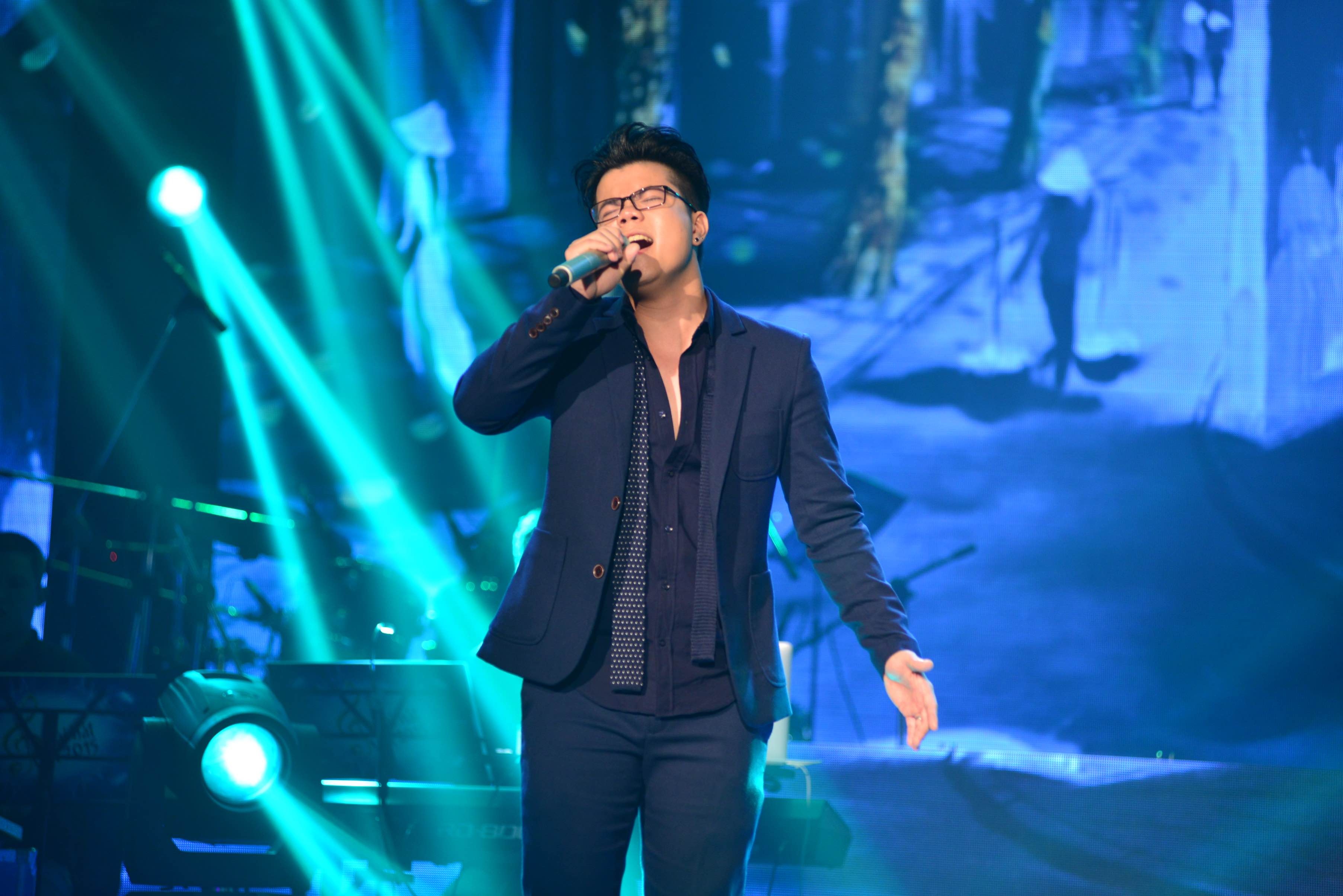 Đinh Mạnh Ninh mang Hoa sữa mùa thu của Hà thành đến với sân chơi Bài hát Việt. Nét riêng của bài hát chính là hơi hướng trẻ trung, mới mẻ.