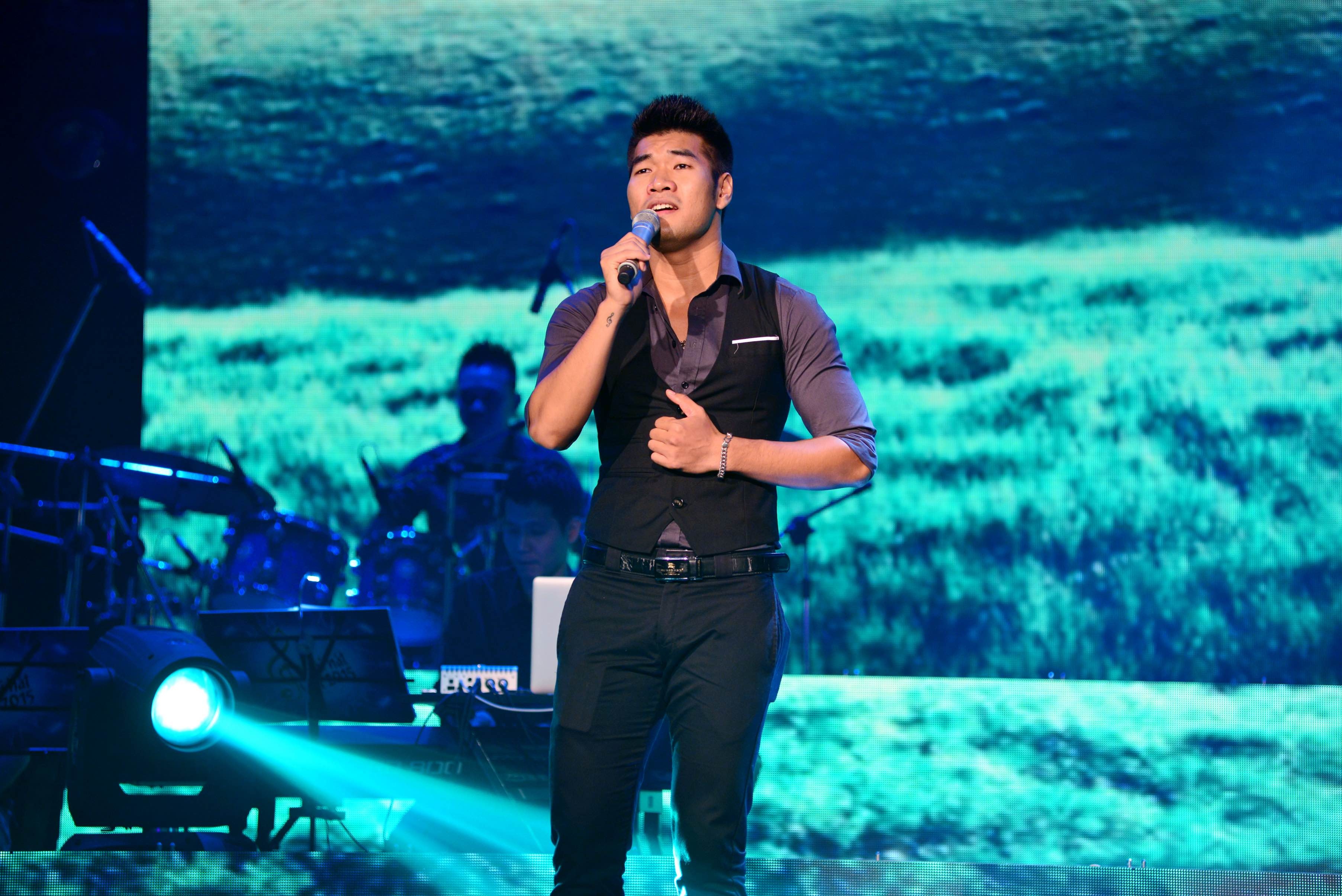 Trong đêm này, tác giả Tạ Quang Thắng gửi đến khán giả ca khúc Tôi, cầu vồng và những ánh trăng với sự thể hiện nồng nàn đầy cảm xúc. 