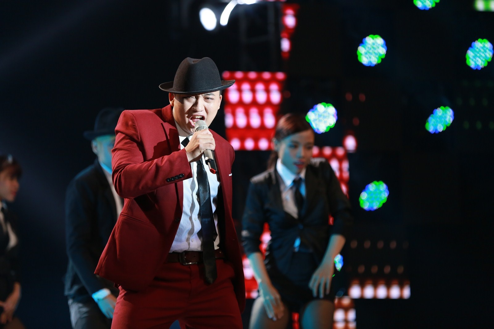 Thiện Thuật chọn ca khúc Đừng lừa dối với phong cách sôi động, khác hẳn vẻ trầm lắng mà khán giả vẫn thường thấy trước đây. Ngoài giọng hát kỹ thuật, anh thể hiện những động tác uyển chuyển, hòa nhịp cùng với vũ đoàn. Đan Trường thừa nhận anh bị sốc vì sự lột xác hoàn toàn của Nguyễn Thiện Thuật và cho biết đây cũng là lần đầu tiên anh thấy nam thí sinh này đẹp trai. 