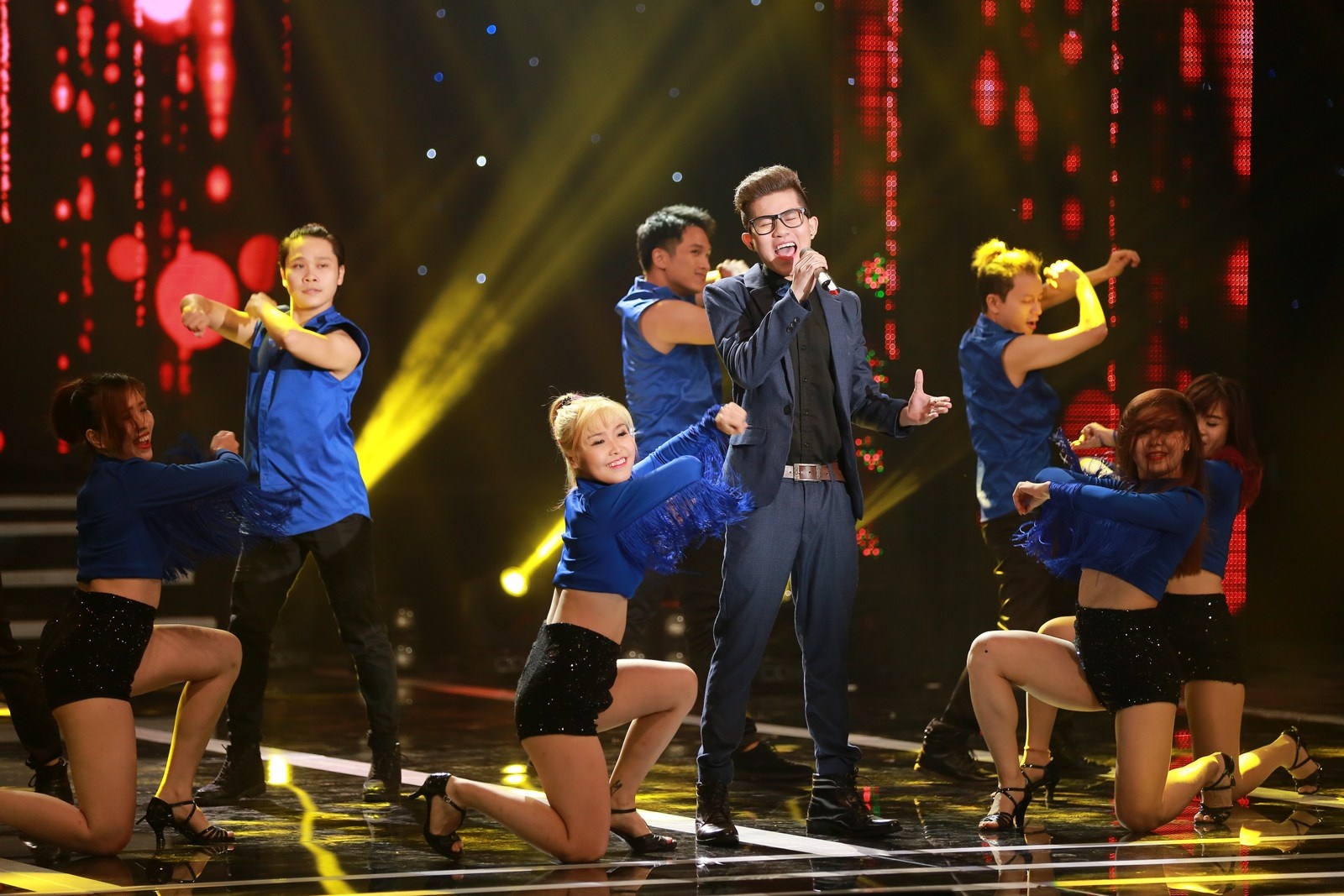 Phi Hùng phản biện ý kiến đàn chị: “Bạn đã giữ được lửa cho bài hát. Bạn không cần di chuyển nhiều nhưng giọng hát của bạn có ma lực, làm cho người ta nhún nhảy theo”. Hai giám khảo chính dành cho Chí Thành 9 điểm và Nguyễn Phi Hùng là 9,5. Số điểm này đã không giúp cho anh lọt vào top an toàn. 