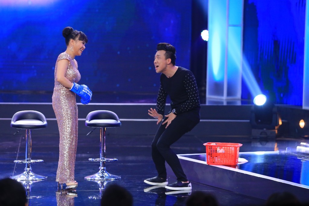 Bị tung chưởng bất ngờ nên Trấn Thành nhăn mặt