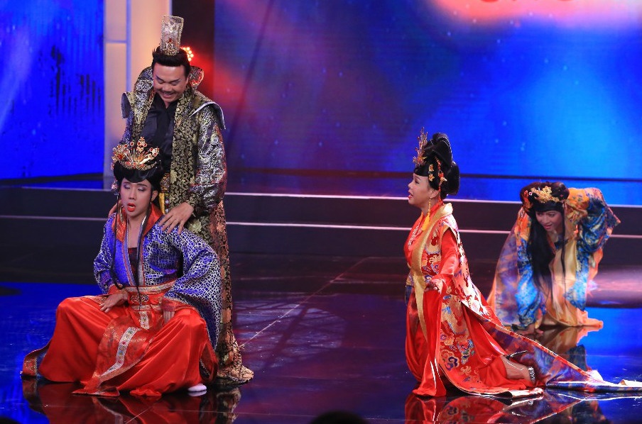 Trấn Thành có những tư thế khó đỡ khi giả gái.