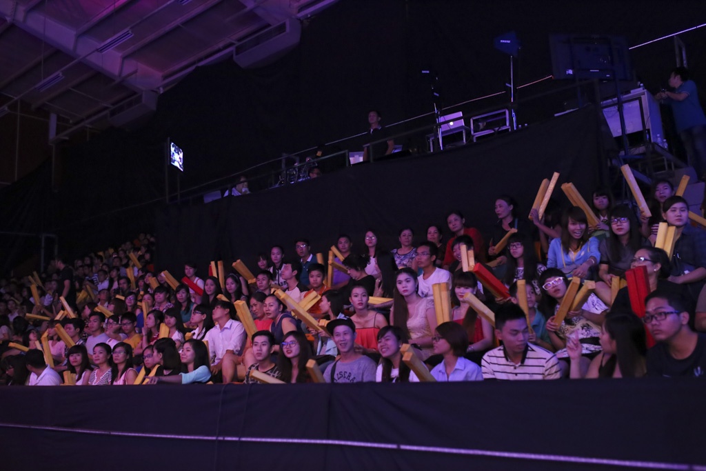 Khán giả có mặt tại Nhà thi đấu Maximark Cộng Hòa, TP HCM chật kín khán phòng vì sức hút của tài tử một thời và cặp đôi “phim giả tình thật”.