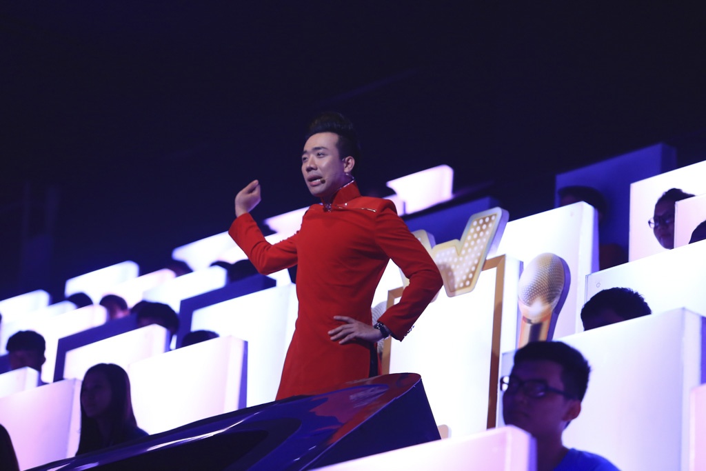 Anh nhận xét phần thi của cô: “Bạn hát rất chắc nhịp, câu chữ cũng chắc. Bài hát này được phối theo kiểu nhạc rock và bạn nhấn nhá rất hợp lý. Và cũng xin được nói trước cho người đàn ông đang sở hữu cô ấy, làm ơn làm phước dù anh có là cung Bọ Cạp đi chăng nữa cũng nên cẩn thận. Bởi vì bề ngoài nhẹ nhàng nhưng bên trong người ta có sự mạnh mẽ”.