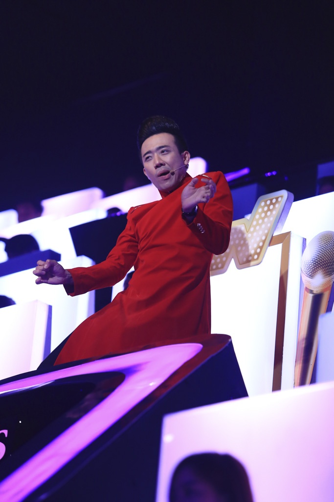 Trấn Thành thừa nhận đàn anh có sức hút “khủng khiếp” khiến anh phải đứng dậy nhún nhảy theo. “Lý Hùng bước ra rất oai theo phong cách con nhà võ nhưng lại có giọng hát dễ thương như minion”, anh hài hước nói.