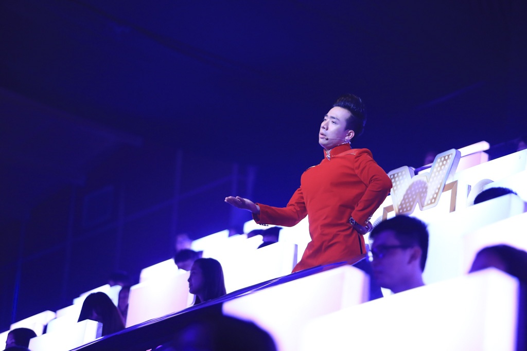 Điều này khiến người đẹp hoang mang song người yêu cô cho rằng “đã chơi là phải hết mình” nên cả 2 tiến thẳng vào trận đấu “một sống một chết”. Để khích lệ Kha Ly, giám khảo chính đã lên tiếng mời cô đi ăn tối nếu chiến thắng.