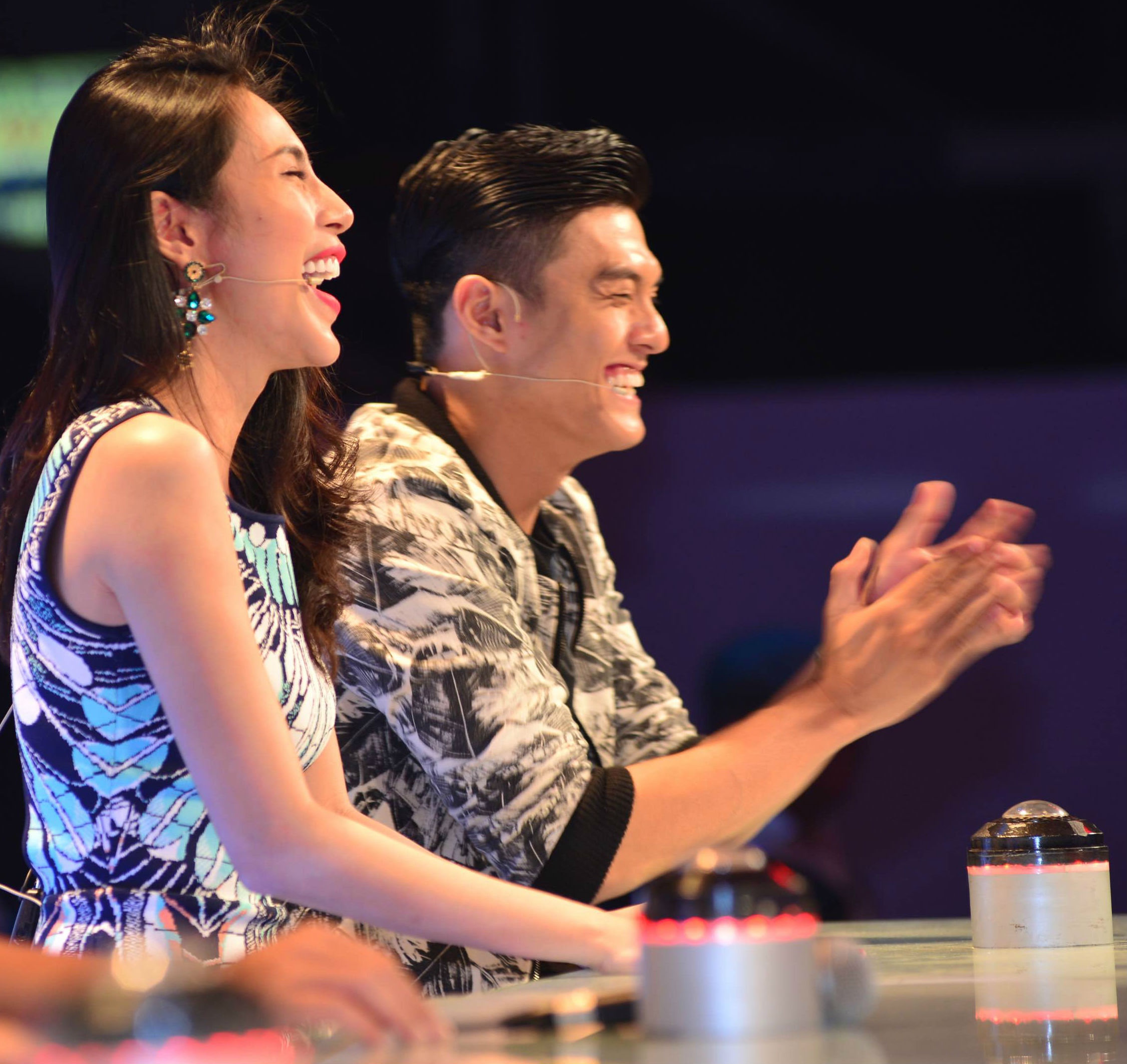 Quán quân Thử thách cùng bước nhảy mùa đầu tiên thừa nhận tim anh như “muốn rớt ra ngoài” khi chứng kiến màn biểu diễn vượt ngoài mong đợi của 2 vũ công nhí. Nhưng họ quyết định chọn Gia Hưng vì cậu bé xuất sắc hơn.