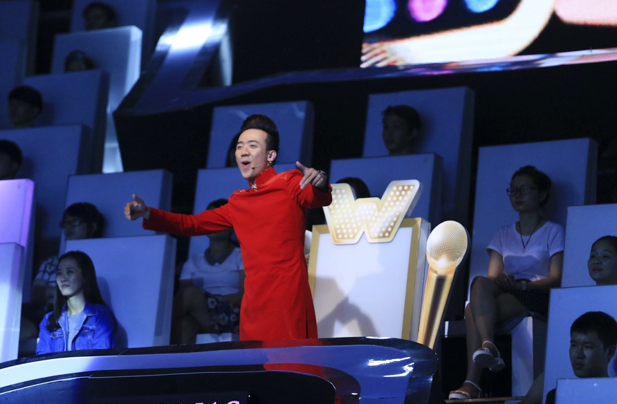 Trấn Thành cũng phấn khích đứng dậy nhảy theo Lý Hùng.