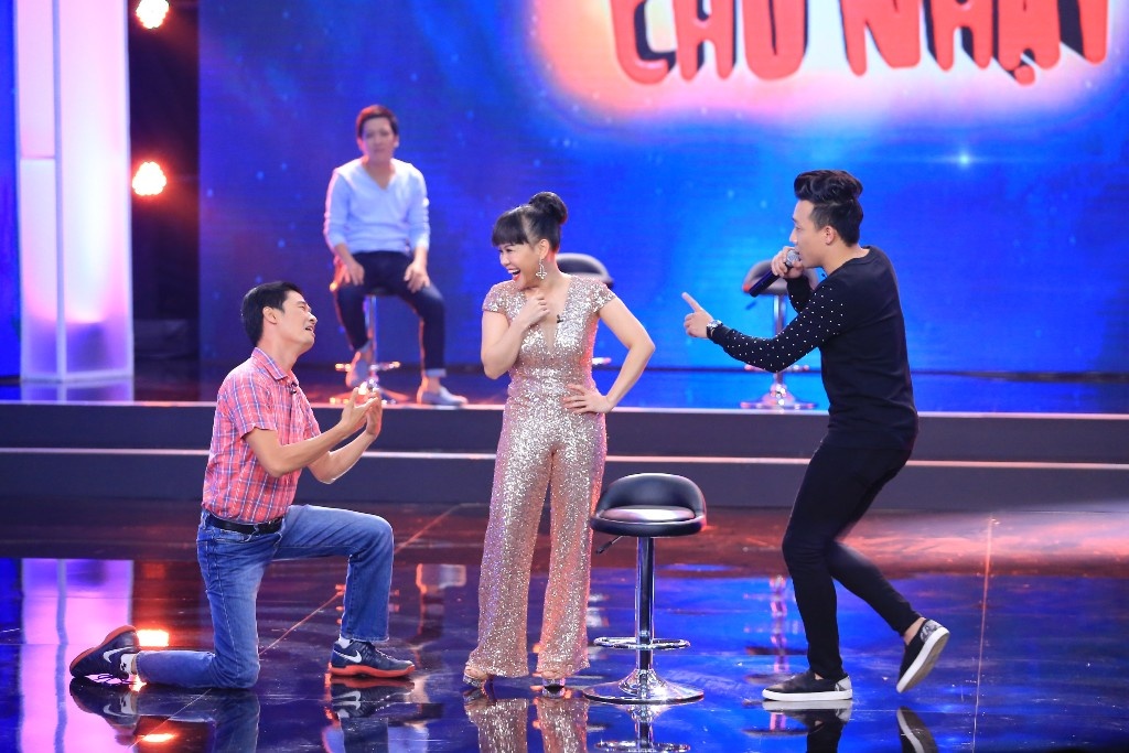 Trấn Thành lần nữa được chọn để giao trọng trách hát chào mừng khách mời. Bài hát được lựa chọn là ca khúc gắn liền với tên tuổi của nữ ca sĩ Mỹ Tâm - Xích lô. Nam MC đã mời Việt Hương ra sân khấu “ngồi một chỗ không cần làm gì” nhưng Việt Hương nhanh miệng yêu cầu “đừng mang nải chuối và cây nhang” ra trước mặt chị. 